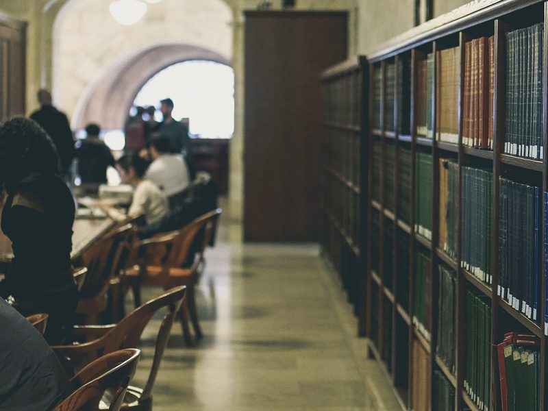 Estantes de libros de una biblioteca