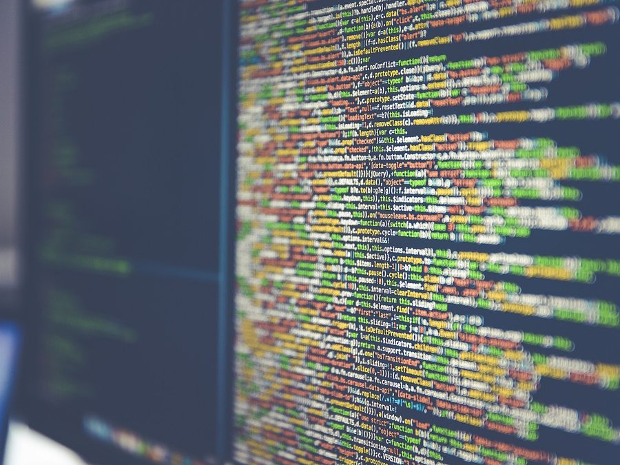 Monitor mostrando código y resultados de un análisis estadístico